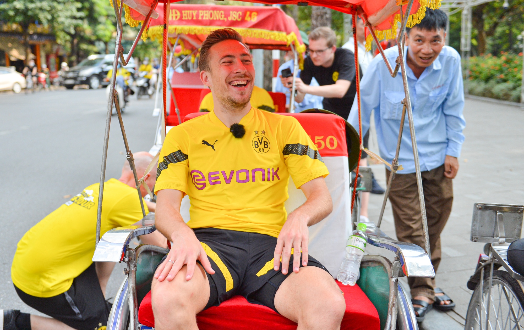 Cầu thủ Borussia Dortmund 'cười tít mắt' khi ngồi xích lô ngắm hồ Gươm-3