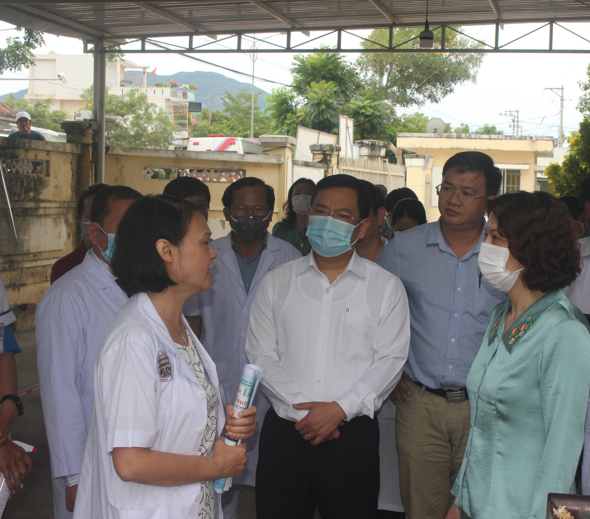 Thứ trưởng Bộ Y tế thị sát 'điểm nóng' sốt xuất huyết và  phòng chống dịch tại Khánh Hòa-3
