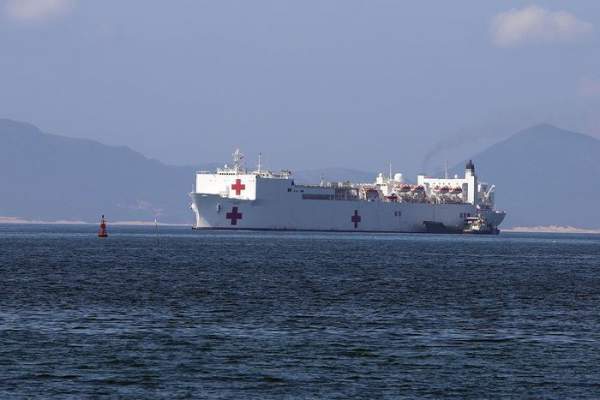 Tàu bệnh viện của Hải quân Việt Nam khám bệnh cho người dân Phú Yên-11