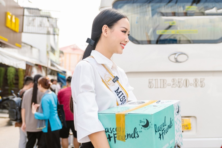 Bị chỉ trích trang điểm đậm khi đi từ thiện, Hoa hậu Bảo Ngọc giải thích-1