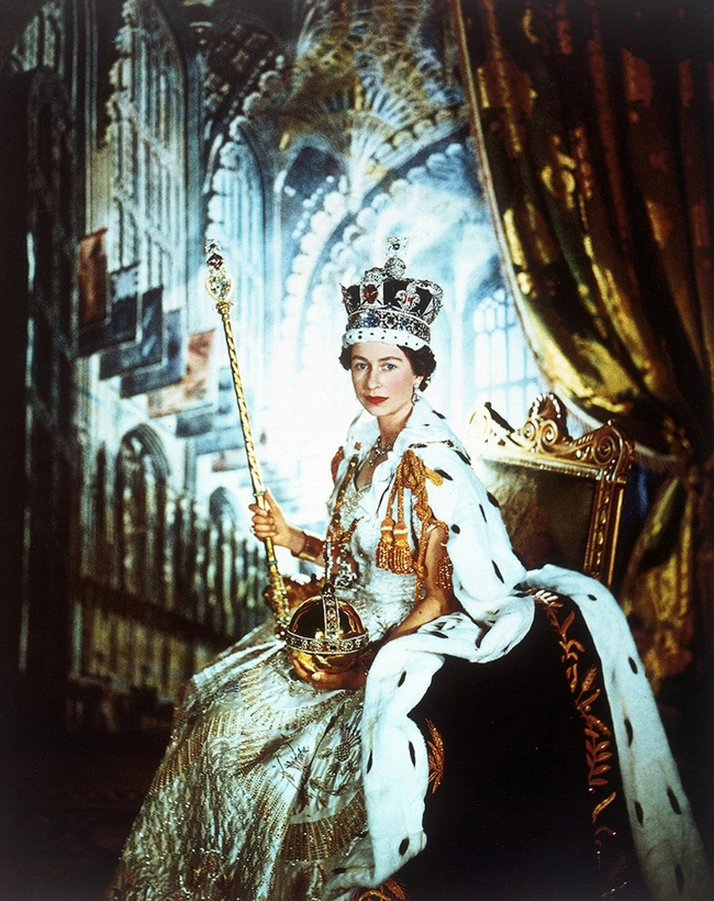 Sự thật đáng kinh ngạc về chiếc váy mang tính lịch sử của Nữ hoàng Anh trong lễ đăng quang cách đây 70 năm-5