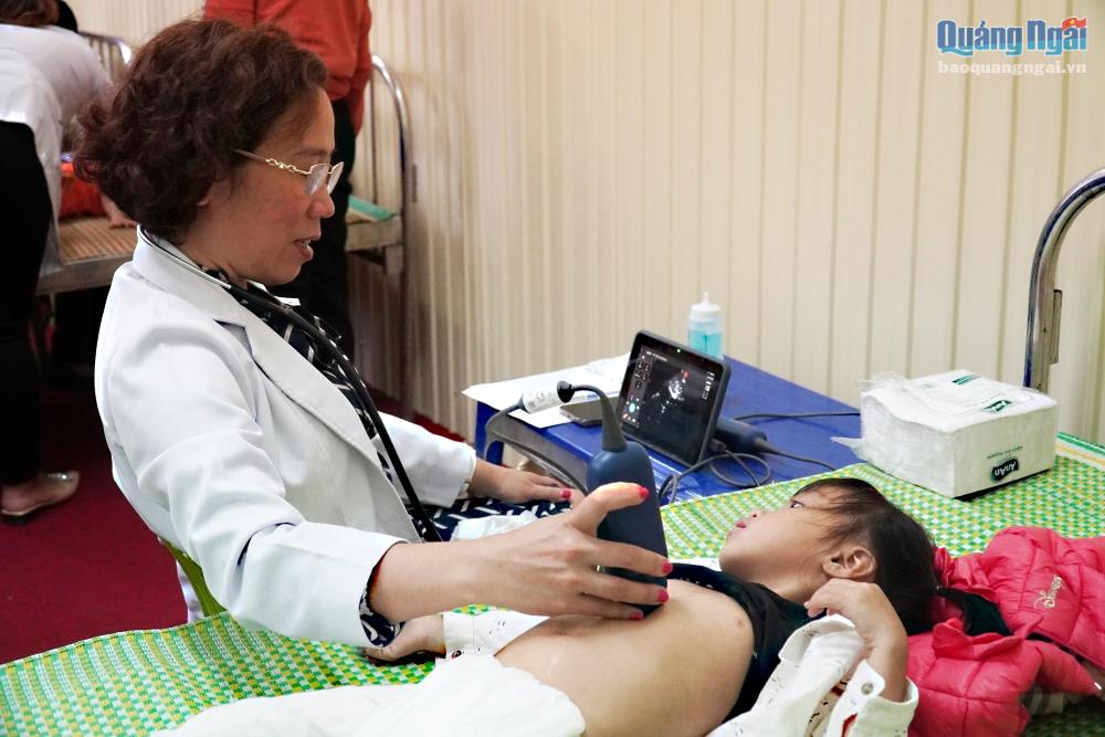 Khám sàng lọc bệnh tim miễn phí cho 500 trẻ em huyện Trà Bồng-2