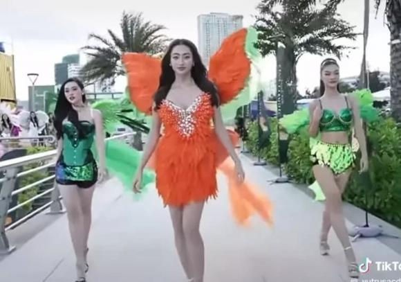 Miss World Vietnam 2022 bị chê phản cảm vì cho thí sinh ăn mặc hở, uốn éo trên xe diễu hành-4