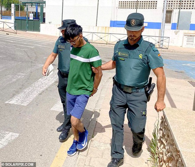 Tây Ban Nha xử mạnh tay “thần đồng cờ Vua” đe dọa đánh bom giả trên máy bay-4