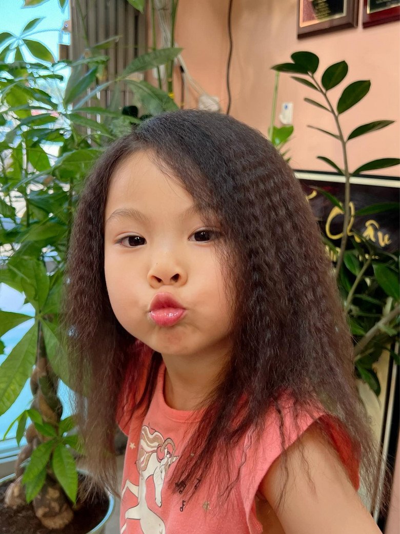 Con gái Thanh Thảo có mái tóc xoăn mới kì lạ, được khen đẹp hơn cả mẹ-1