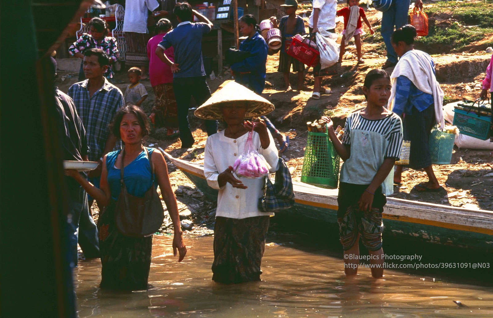 Khám phá vẻ đẹp thô mộc của đất nước Lào cuối thập niên 1990 (2)-8