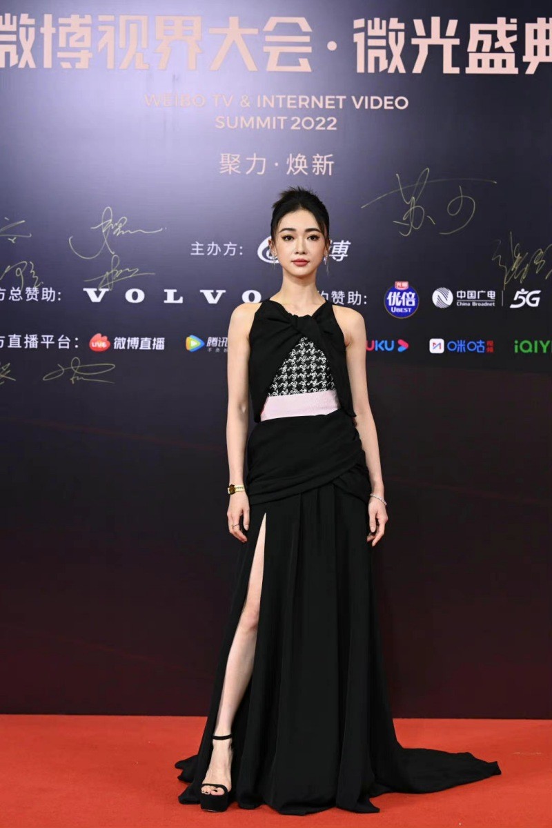 Thảm đỏ đêm hội Weibo: Angelababy - Triệu Lệ Dĩnh rủ nhau mặc đồ 'dừ', nhưng Triệu Lộ Tư mới là thảm họa-15