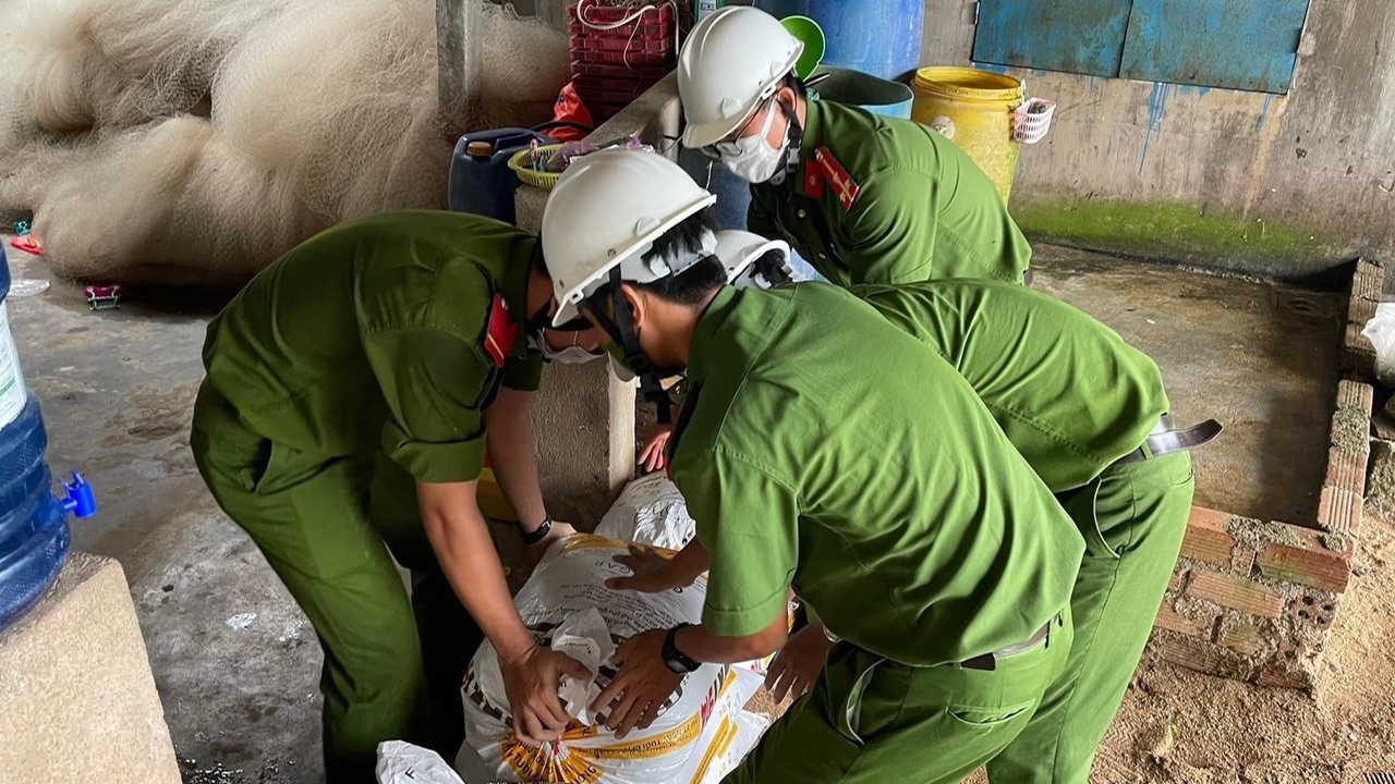 Công an Phú Yên điều lực lượng đến vùng xung yếu giúp dân ứng phó bão Noru-2