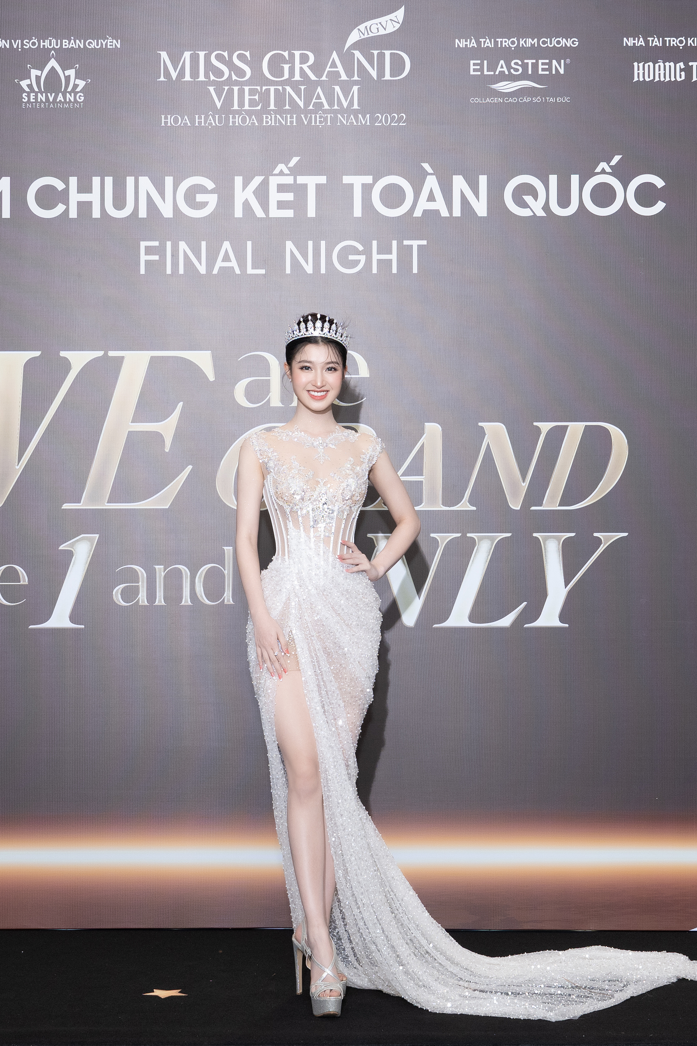 Thùy Tiên, Phương Nhi đội vương miện, rạng rỡ trên thảm đỏ chung kết Miss Grand Vietnam 2022-2