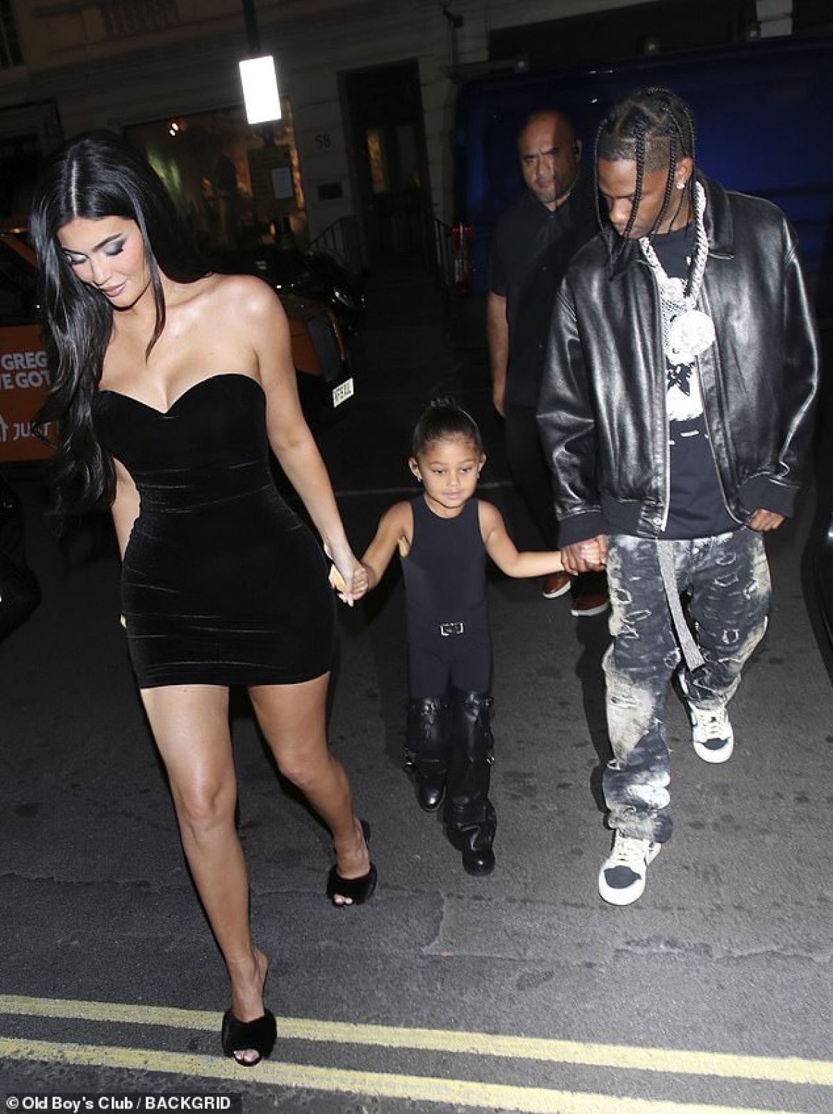 Kylie Jenner mặc đầm gợi cảm đi chơi tối cùng bạn trai và con gái cưng-3