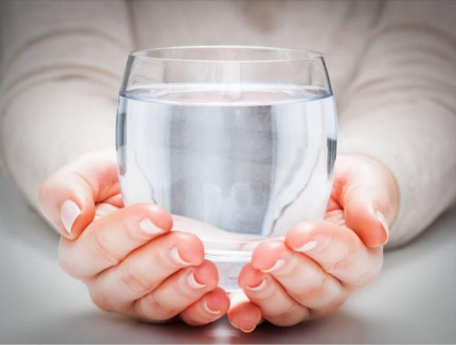 Nếu sau khi uống nước mà xuất hiện 4 dấu hiệu bất thường này thì bạn nên đi kiểm tra càng sớm càng tốt-1