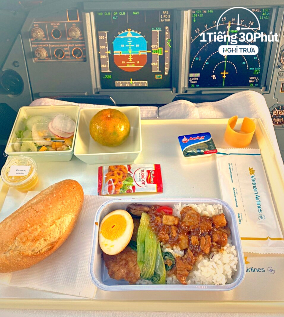 Phi công Vietnam Airlines tiết lộ bữa cơm trưa tự làm khi đi bay và quy định về 