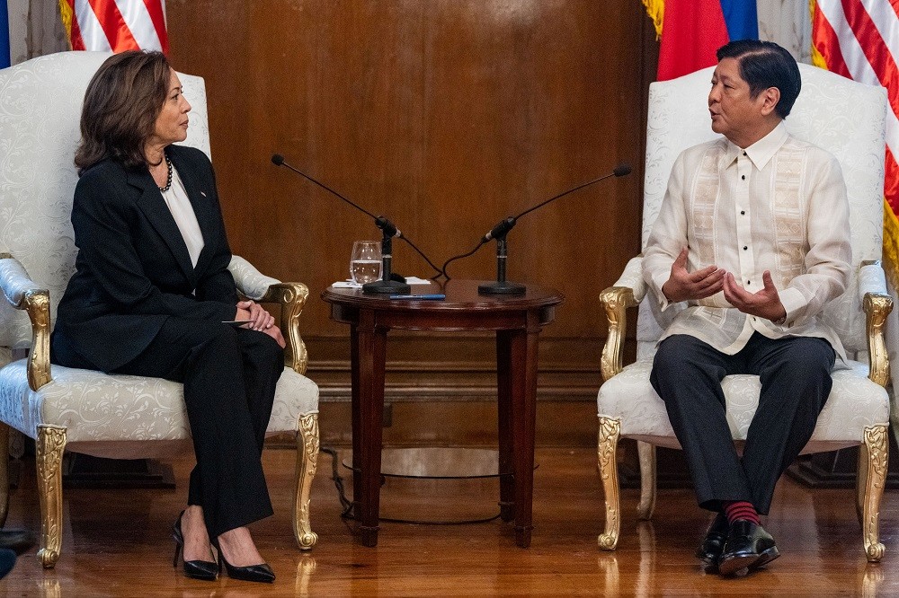 Phó Tổng thống Mỹ công bố tài trợ 'khủng' trong chuyến thăm ‘lịch sử’ đảo Philippines-1