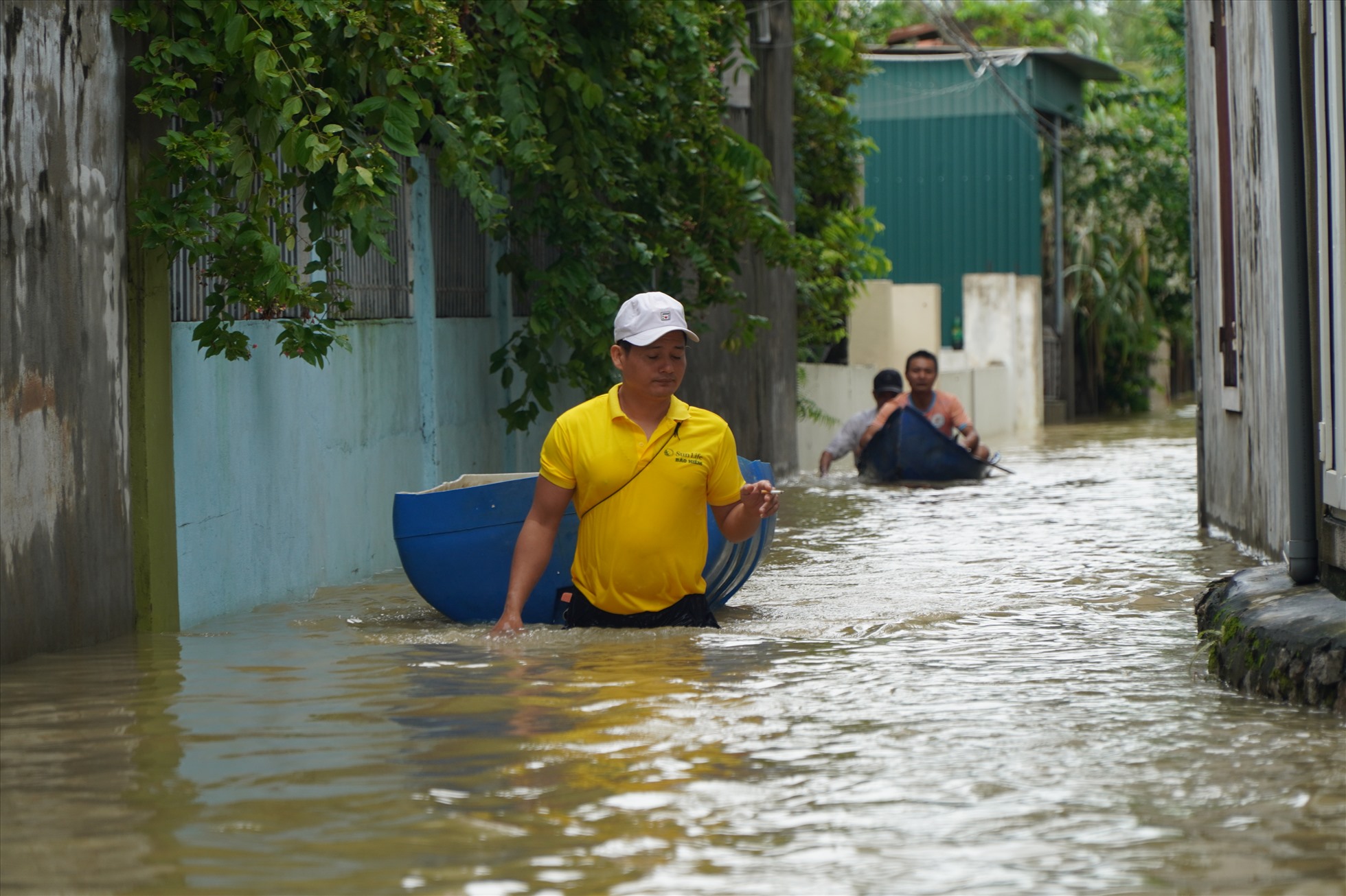 Nghệ An: Người dân trèo xe tải băng qua dòng nước lũ để về nhà-2