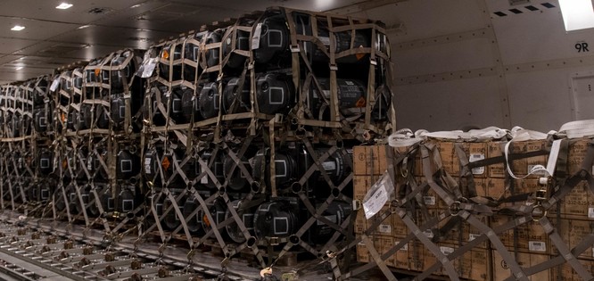 Mỹ sẽ cung cấp cho Ukraine bom đường kính nhỏ tầm xa phóng từ mặt đất-3