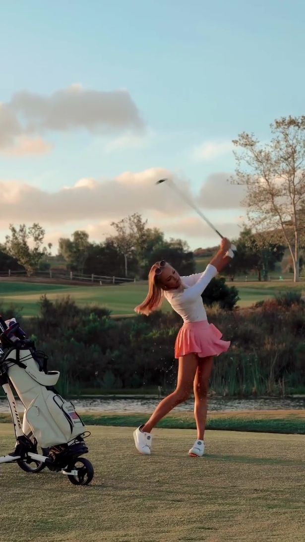 Claire Hogle: Nữ thần Golf thế hệ mới tiếp bước Paige Spiranac-4