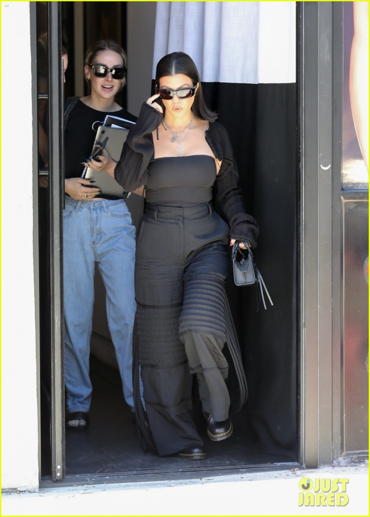 Kourtney Kardashian thanh lịch ra phố sau buổi chụp hình-5