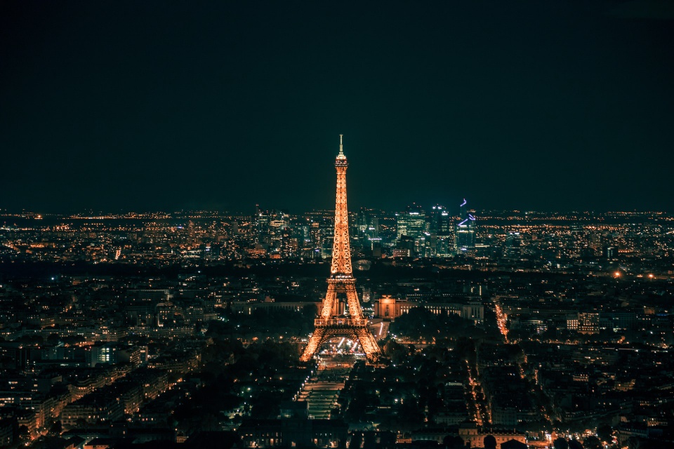Tháp Eiffel tắt đèn sớm vì khủng hoảng năng lượng-1