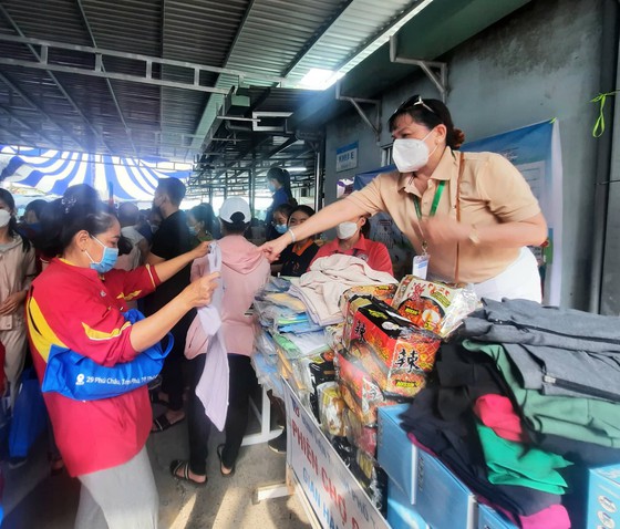 Hơn 500 bệnh nhân nghèo Bệnh viện TP Thủ Đức mua hàng miễn phí tại Phiên chợ 0 đồng-2