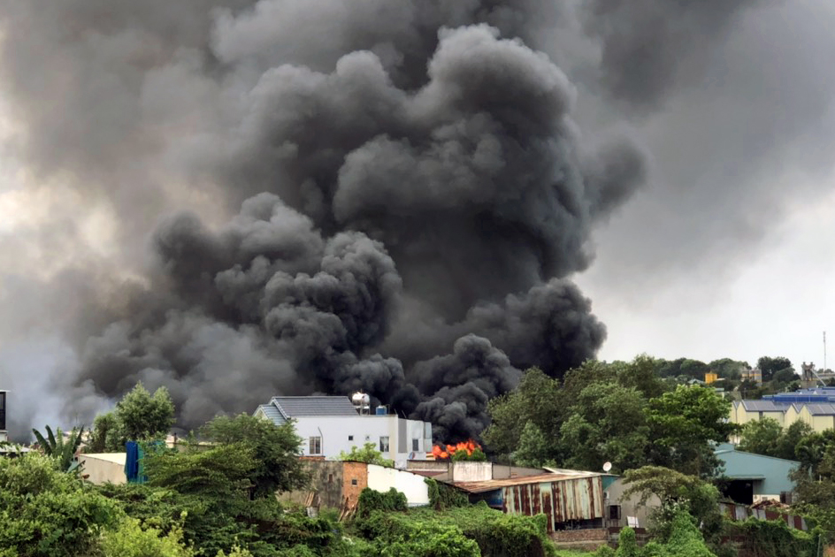 Cháy lớn xưởng sản xuất tượng rộng cả ngàn mét vuông tại Đồng Nai-1