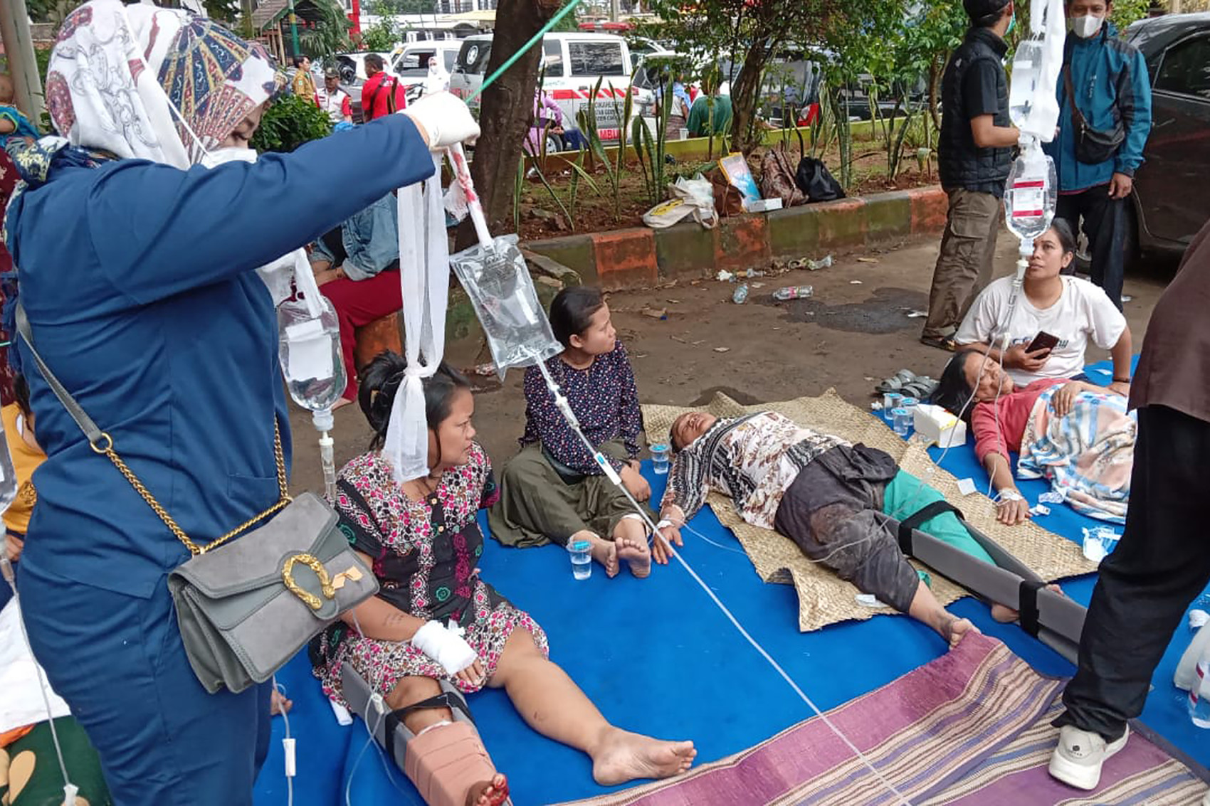 Động đất ở Indonesia: Số người chết tăng hơn 160, người dân khổ sở tìm nơi điều trị-5