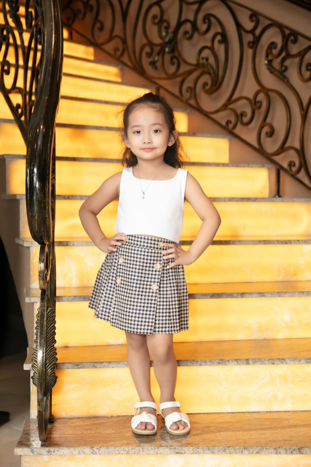 Con gái Khánh Thi mới 4 tuổi đã sành điệu không kém người lớn-8