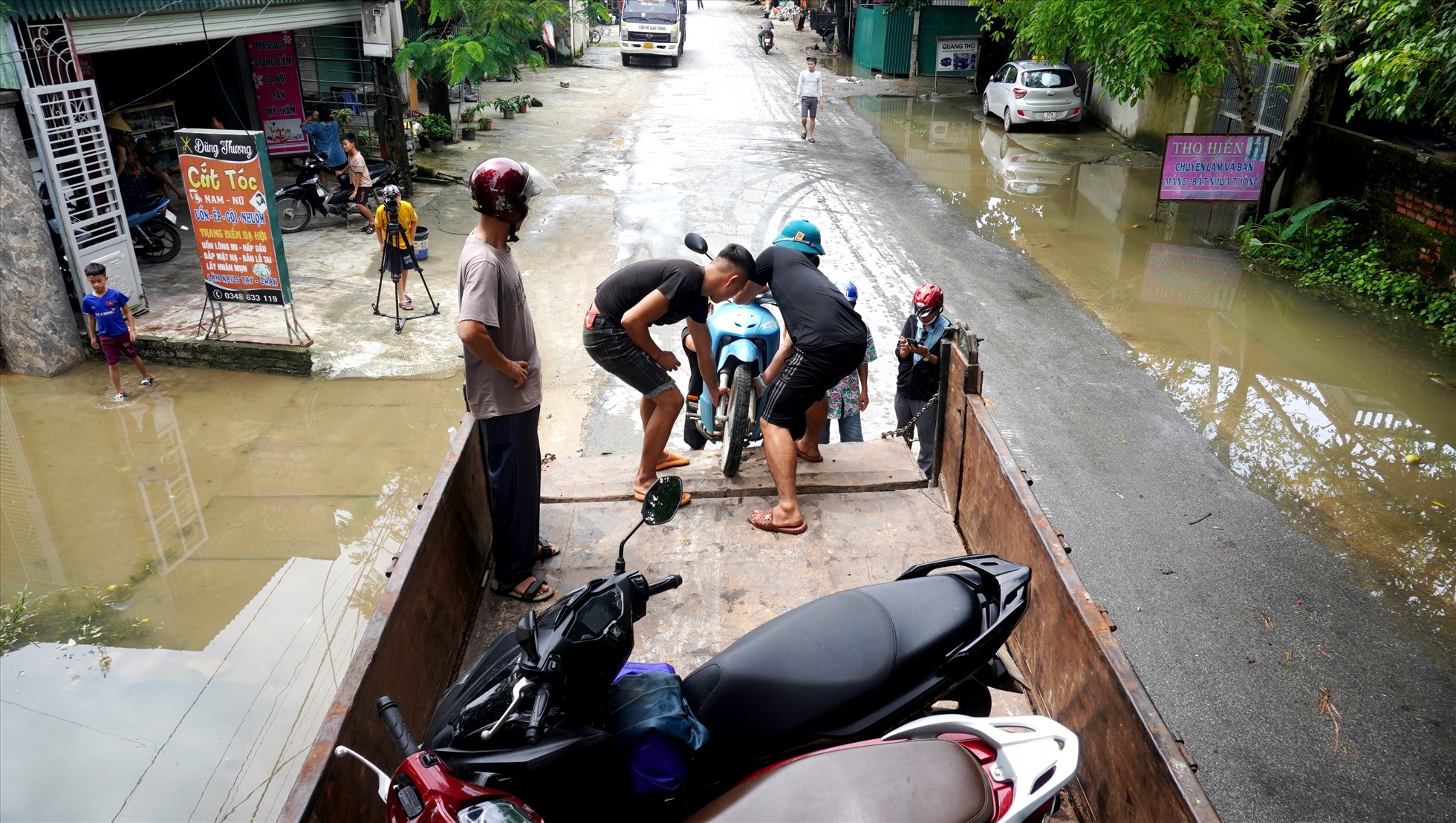 Nghệ An: Người dân trèo xe tải băng qua dòng nước lũ để về nhà-9