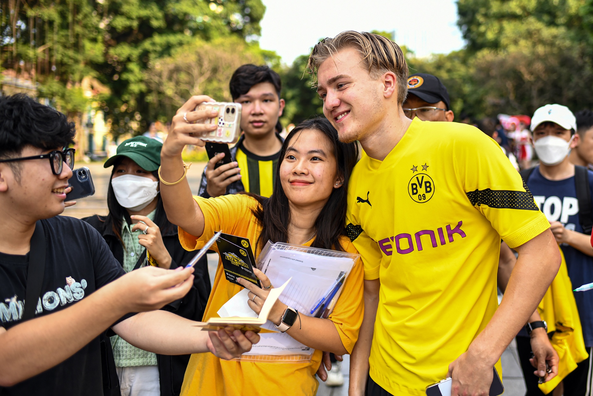 Cầu thủ Dortmund dạo phố bằng xích lô, chụp ảnh chung cùng fan hâm mộ-6
