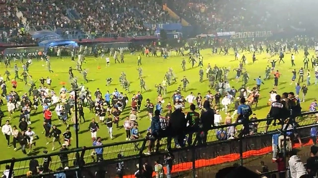 129 người chết trong bạo loạn tại trận đấu bóng đá ở Indonesia-cover-img