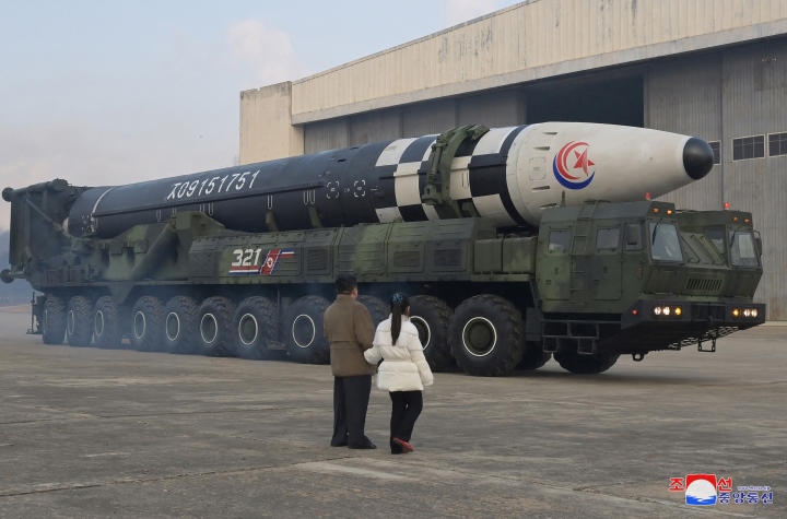 Ông Kim Jong-un đưa vợ con đi xem phóng tên lửa đạn đạo xuyên lục địa-4